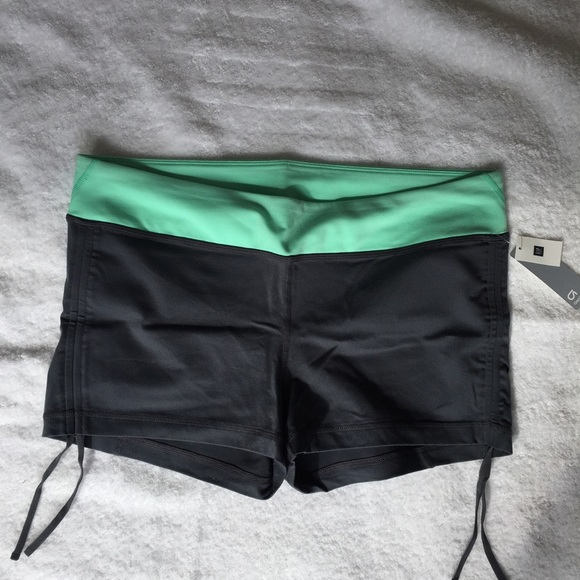 NWT GapFit Scrunch Side Yoga Shorts - Picture 3 of 4